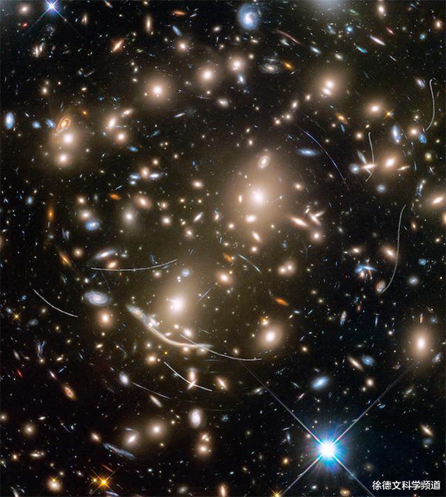 『太空』10张哈勃图像揭秘：不可能性神秘宇宙眼，蓝色幽灵穿越星际之门