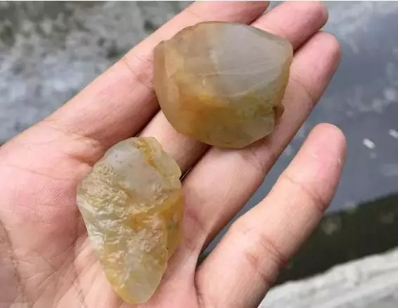 『翡翠』小伙3万买的大马坎翡翠原石,剥开后尝到甜头,能否笑到最后?