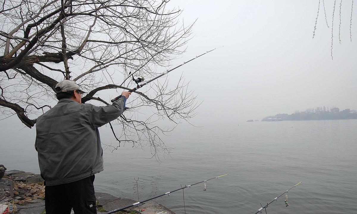 |老婆,半桶鱼啊!有四十几条,小鱼我都放回湖中啦