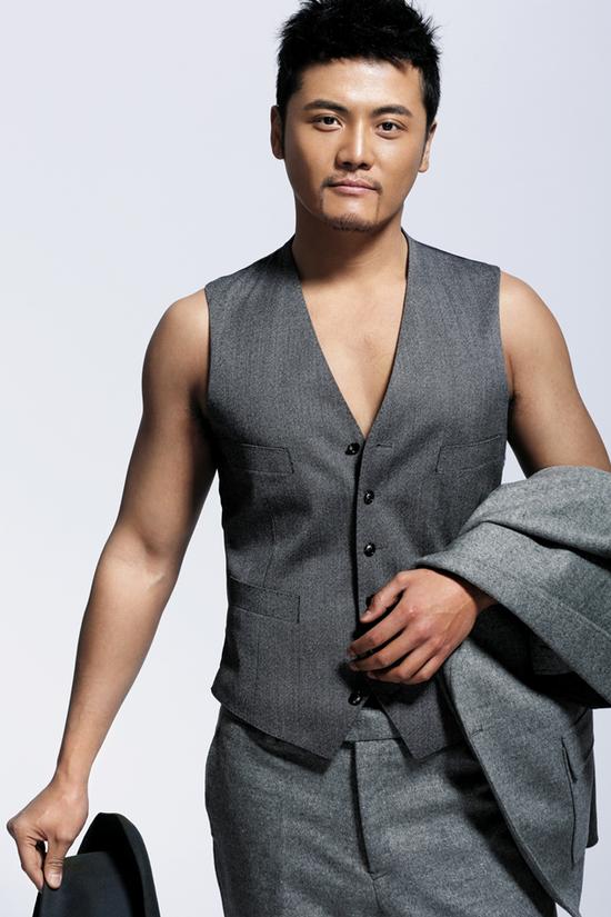 张嘉译|他是张嘉译亲表弟，被表哥用11部戏来捧红，现在登上央视红遍全国