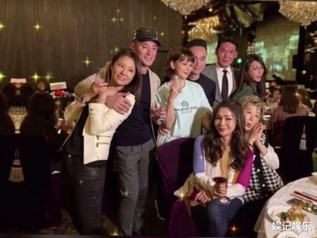 林心如|霍建华搂林心如拍照，动作霸气又甜宠，用歌词跟老婆表白太有心