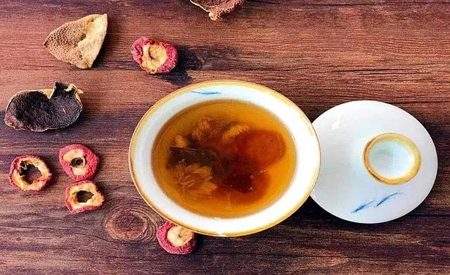 肝脏▲爱喝酒的人，身上出现4个信号，预示肝脏已受损，得戒酒了！