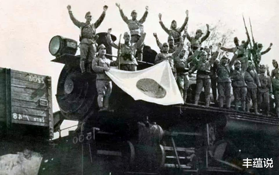 日军|镜头下真实的日本鬼子，别再让神剧忽悠了，图7被押往日军司令部的花季少女