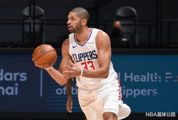 勇士队|轰42+16+6!卡椒爆锤勇士,库里被防到崩溃,维金斯创耻辱纪录