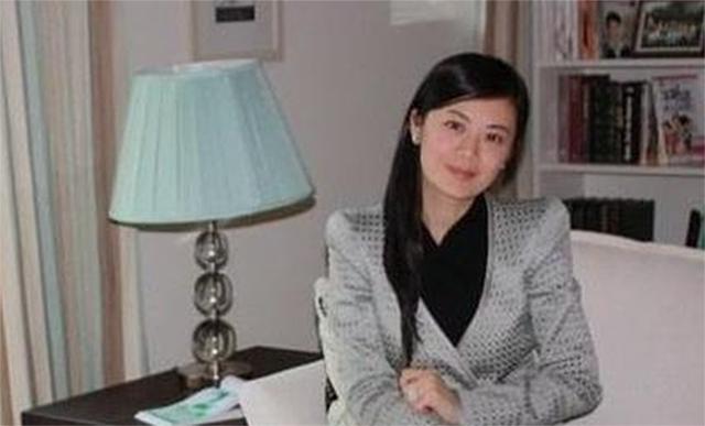 姜丰|前央视主持人，情定英国高管入英籍，49岁离婚为生计带娃回国