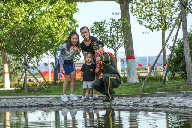 ##罕见！82集团军某旅上尉夫妻一起脱军装，携手退出现役