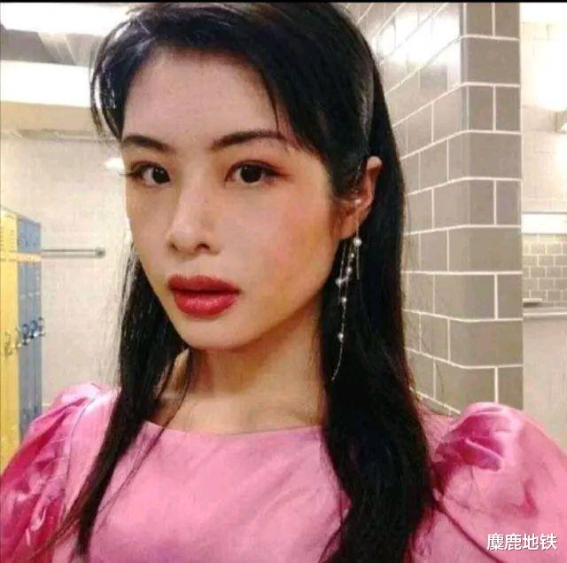 [许可馨]许可馨疑回国欢度五一，像“狗”一样向网友求和，你会原谅她吗？