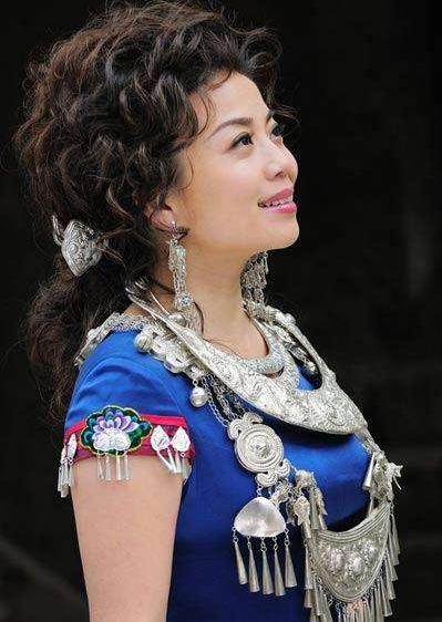 「李谷一」她是国家一级演员也是李谷一女儿，25次登央视春晚，现52岁仍未婚