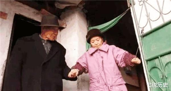 弋说历史|82岁老人第三次结婚，领证时才发现，对方是失散60年的结发妻子