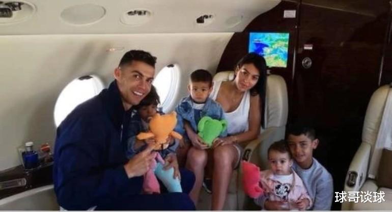 C罗|C罗女友乔治娜晒豪华晚餐！性感陪坐在C罗身旁，手中筷子熟练使用