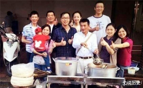 医生|跌落的百亿富豪：负债15亿妻子跑路，59岁为还债摆摊，终累亡街头