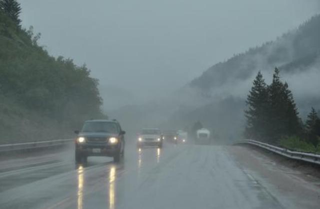 「暴雨」高速上突然下起大雨,靠边停车算违章吗?交警:最后再解释一次