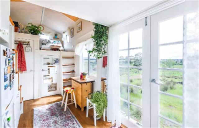 |18㎡能住人？国外53岁阿姨却把它改成4室2厅，温馨又舒适