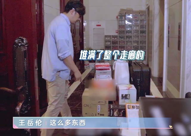 李湘|李湘王岳伦搬新家，到门口搬东西时，看到邻居门口的物品，羡慕了