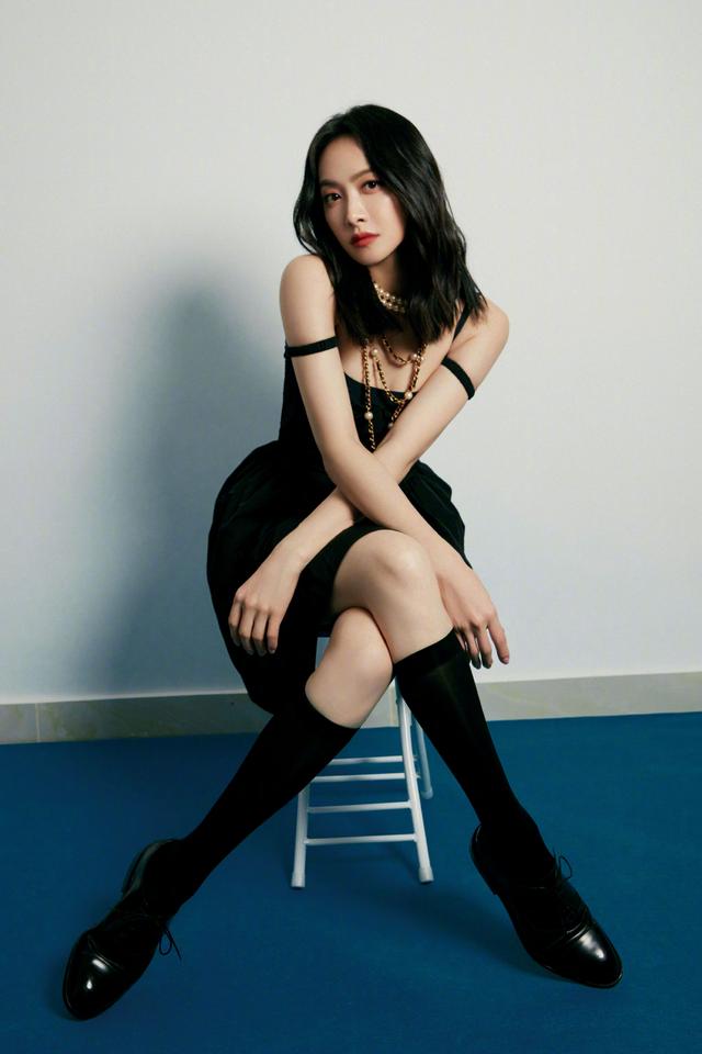 「宋茜」宋茜大翻身美成颜霸!穿小黑裙美得像赫本,法式卷发红唇风情万种