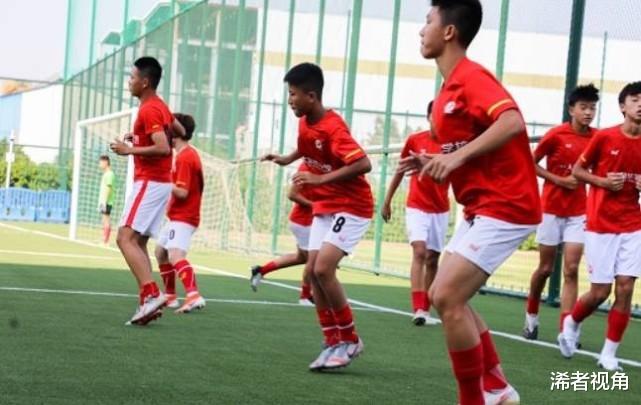 青训|上午9点! 上海媒体再现争议言论: 将恒大青训妖魔化, 球迷质疑声一片