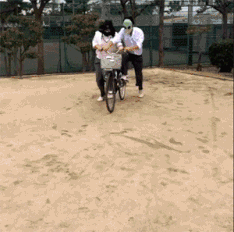 |大哥去野外钓鱼，钓上来后当场就给烤了吃了，祝大哥平安吧！