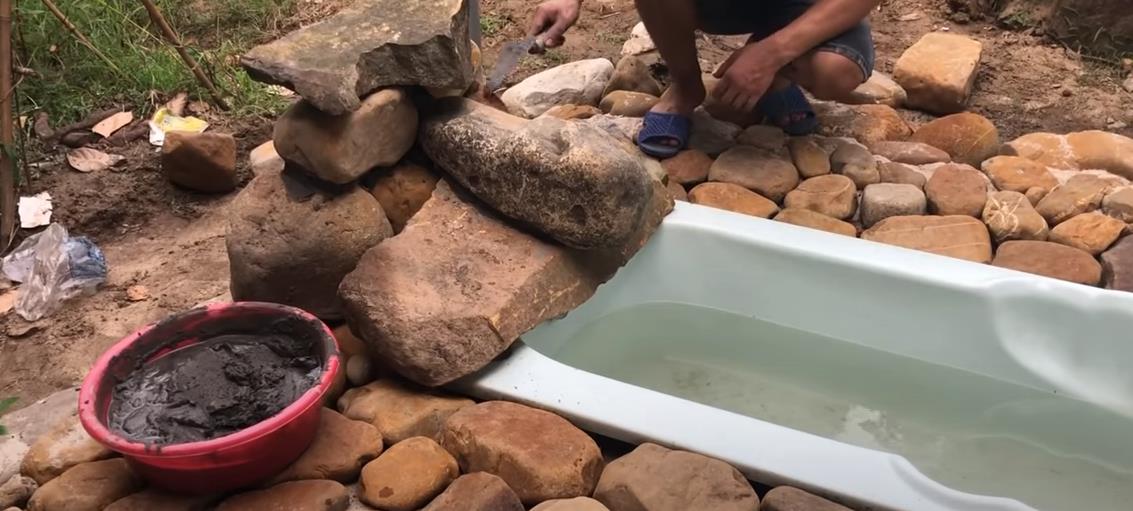 |羡慕住独门独院的，在院里下挖30公分埋旧浴缸，白得个活水鱼池