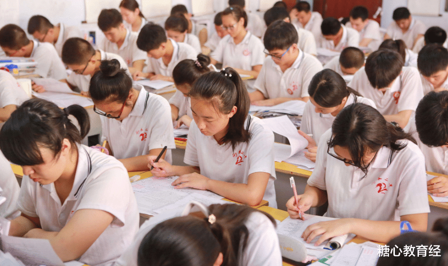 学霸|班主任老师调座位，看似公平实则暗藏“小心思”，家长：心领神会