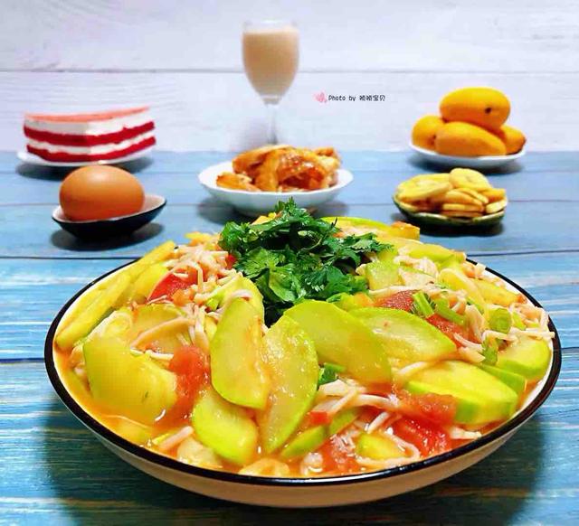 「金针菇」西红柿和“它”一起炒，润肠减脂，晚餐这么吃，衣服穿回最小码