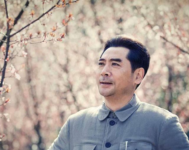 黄晓明|黄晓明首次出演周恩来,一化妆还蛮像的,眉宇间正气凛然