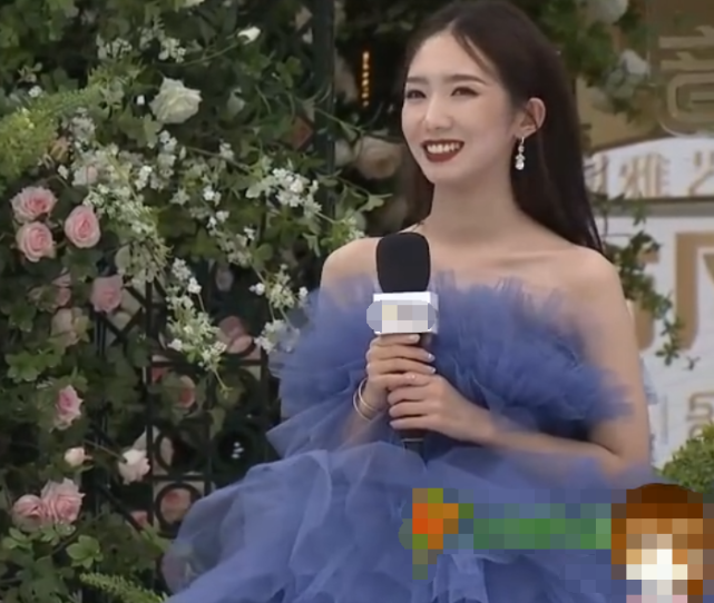 孟美岐|有种美甲叫孟美岐的“水银甲”，款式之前都没见过，生怕会滑下来