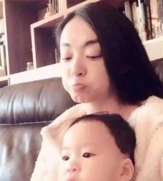 王祖贤：被周星驰“坑”了多久？看到“龅牙珍”的美照后，网友：不是王祖贤吗？