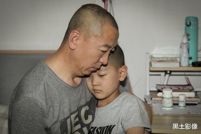 医生|5岁男孩大腿长个疙瘩,医院一查竟要截肢,父亲抱着医生的腿哭了