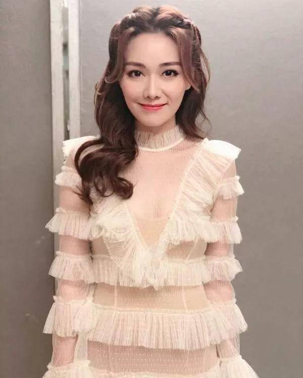 汤镇宗■马国明女友为爸爸汤镇宗庆生，红裙惊艳，与妹妹一个像爸一个像妈