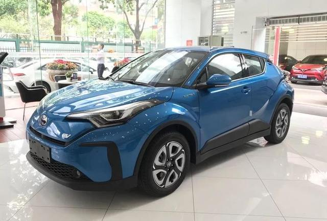 丰田c-hr■全系NEDC续航400km,到店实拍丰田C-HR EV