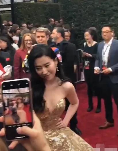 「刘亦菲」国外活动的刘亦菲没了修图，路人镜头下举手摆拍，看清腋窝，懵了