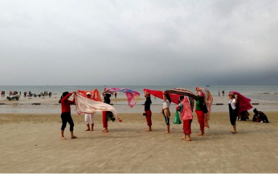 |老外不解:为啥中国人出门旅游一定要带这东西,中国大妈:你不懂