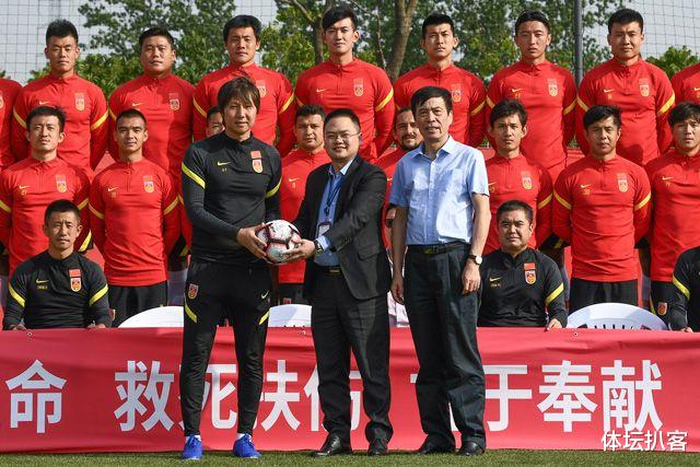 李铁▲国足最新大合照曝光！两大归化王牌站C位，43岁李铁身材抢镜！