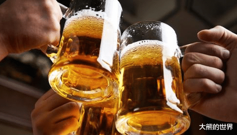 @啤酒瓶装和罐装有啥不同?老酒鬼道出“猫腻”,以后别再乱买!