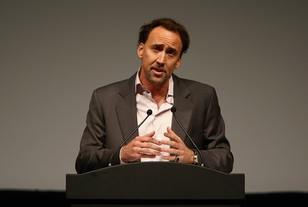 「亚当·桑德勒」同样是好莱坞的“烂片之王”，凯奇风光不再，他却赚得盆丰钵满！