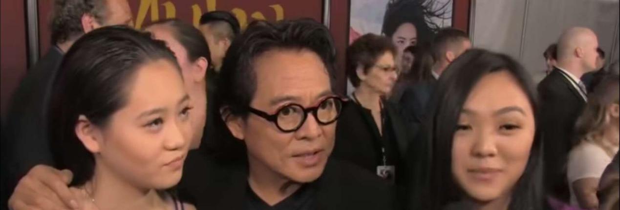 李连杰：李连杰携女儿参加《花木兰》首映开口暴露国籍，还是甄子丹会说话
