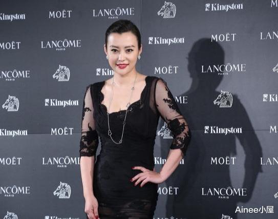 「发型」郝蕾成熟又大气，黑色蕾丝裙精致优雅，复古发型露出“美人尖”