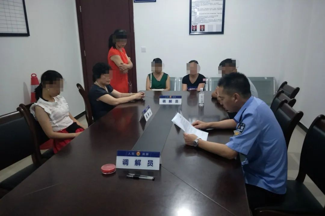 #花溪#“二楼的损失我认，一楼的关我屁事！”争吵不休中，小红出现……