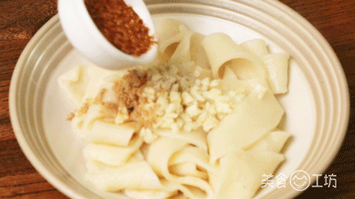 「面条」油泼面好吃有诀窍，掌握这4步，香辣过瘾，嚼劲十足