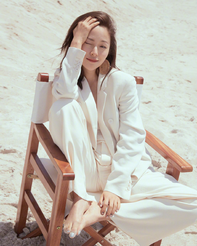 护肤▲江一燕真会穿,身穿一套白色西服套装结合锁骨短发,率性又时髦