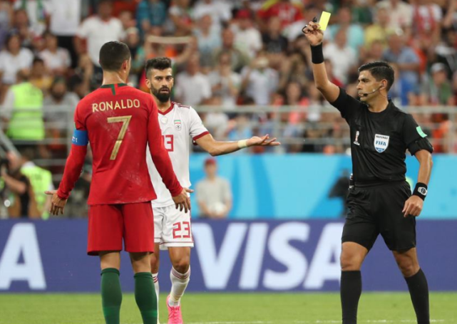 江苏苏宁|杨立瑜制造点球一事，请九位裁判为广州恒大，江苏苏宁球迷解惑