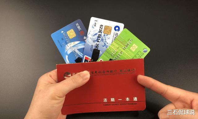 银行柜员|存钱时用银行卡还是存折？银行柜员说出了答案，别怪我没提醒你！