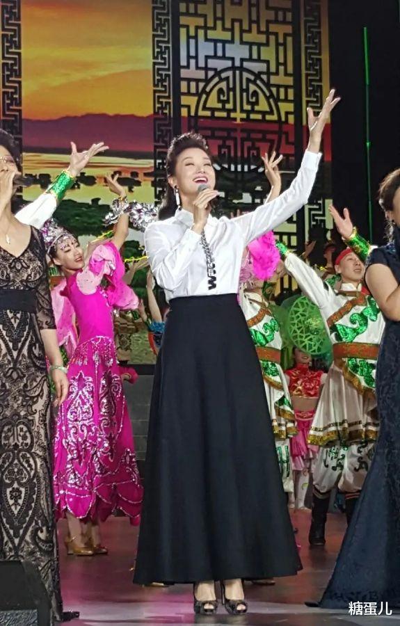 短发|歌唱家宋祖英剪个齐肩短发，再加上打扮很知性，老了反而漂亮！