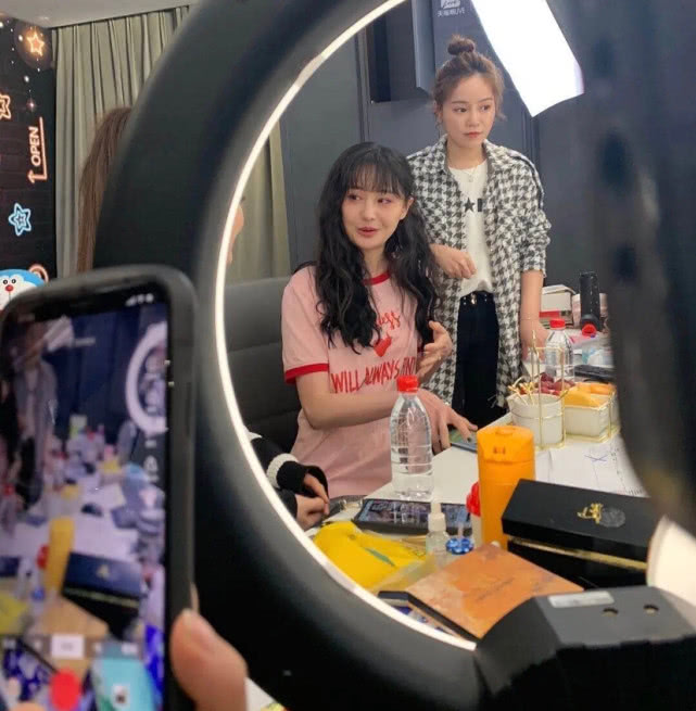 『郑爽』薇娅与郑爽神仙同框，关掉美颜滤镜后，网红跟明星的差距很明显