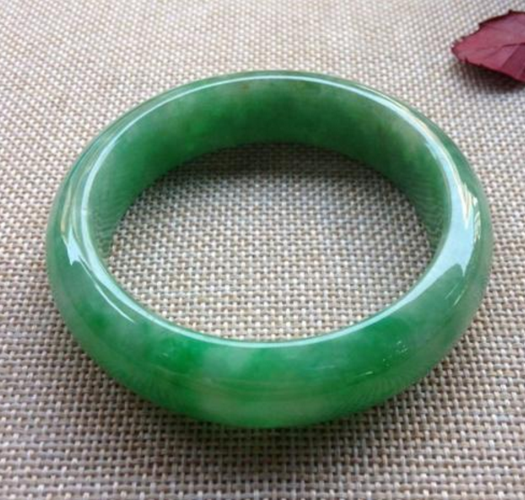 老玩家|只需一盖子可乐就能鉴定翡翠手镯，黑心商家气的直蹦跶