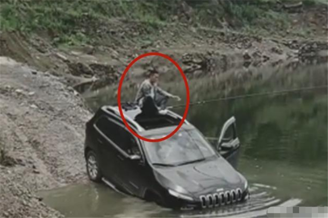 『』遇到事情不要慌！车主把车开进野外池塘：反正出不去，不如钓个鱼