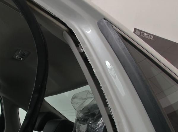 小曾▲贵阳男子图优惠购买了质损车, 结果车顶都被切过！商家：不退不换