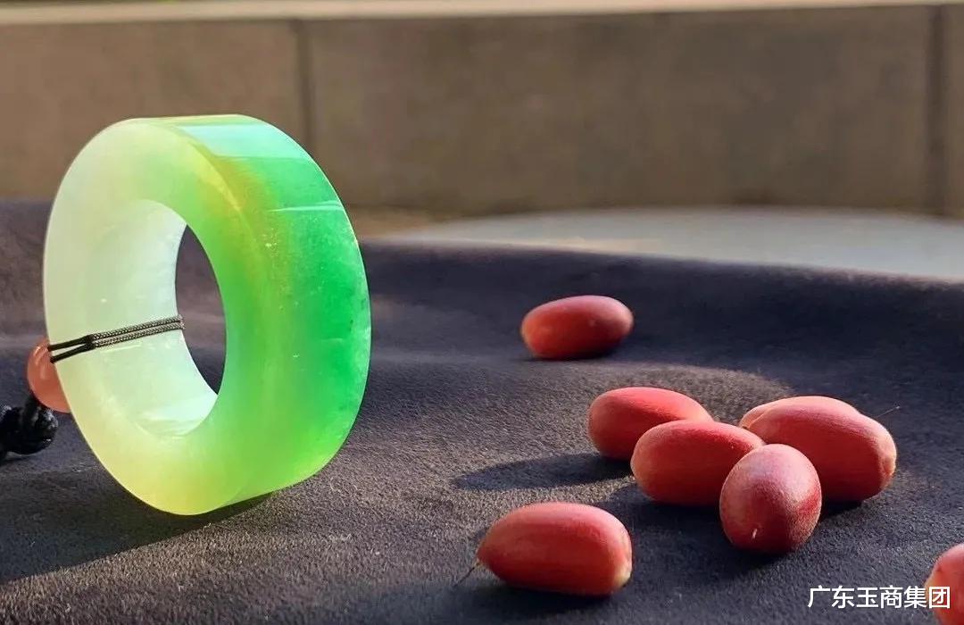 翡翠|搞懂翡翠的“变色效应”，减少误判，色差不烦恼！