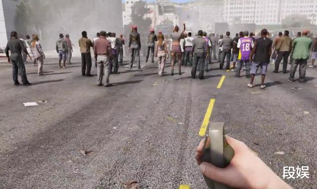 侠盗猎车手|在《GTA5》中干现实中不敢干的事？把它丢到人群中会怎样？