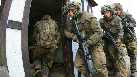 「美国」不只撤军,美国接连制裁德国,默克尔反击:美国没资格发号施令